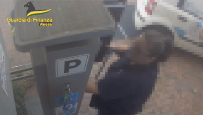 VIDEO. Manometteva i parcometri e incassava i soldi, dipendente infedele di una municipalizzata di Busto arrestata dalla Finanza VIDEO. Manometteva i parcometri e incassava i soldi, dipendente infedele di una municipalizzata di Busto arrestata dalla Finanza