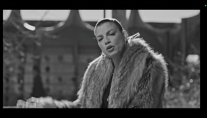 Busto, il video al cimitero fa ancora discutere. Famiglia Cristiana: «Non è il palco dell’Ariston»