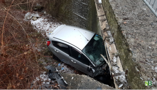 La vettura schiantata nel canale di scolo delle acque La vettura schiantata nel canale di scolo delle acque