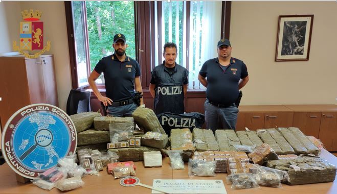 Maxi blitz anti droga nel Varesotto: sequestrati 150 chili di hashish e sgominate due bande di trafficanti Maxi blitz anti droga nel Varesotto: sequestrati 150 chili di hashish e sgominate due bande di trafficanti