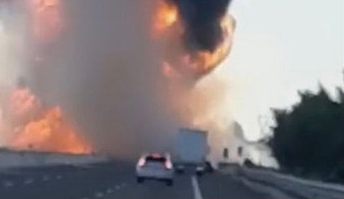 VIDEO. Spaventoso incidente in A1 tra Piacenza e Fiorenzuola: fiamme altissime e autostrada chiusa. Morti due camionisti VIDEO. Spaventoso incidente in A1 tra Piacenza e Fiorenzuola: fiamme altissime e autostrada chiusa. Morti due camionisti