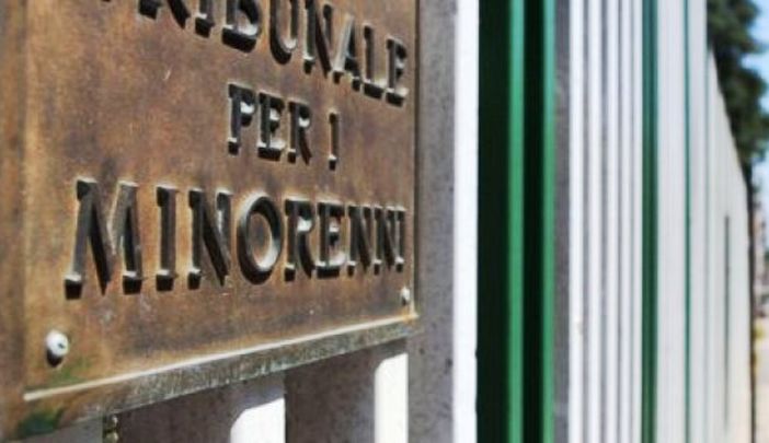 Robecco, maltrattamenti in famiglia: dopo il rinvio a giudizio del padre, tolti i figli alla mamma Robecco, maltrattamenti in famiglia: dopo il rinvio a giudizio del padre, tolti i figli alla mamma