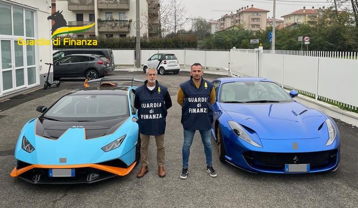 Bonus facciate e crediti falsi, la Guardia di Finanza scopre una frode da 20 milioni. Con i soldi compravano Ferrari e Lamborghini