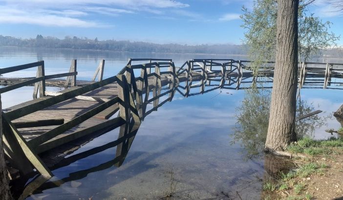 La passerella in legno del lungolago di Gavirate distrutta dal maltempo
