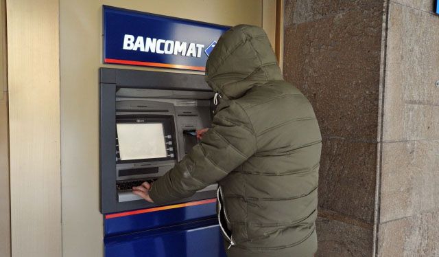 Magenta, le rubano il bancomat al mercato e riescono a prelevare centinaia di euro Magenta, le rubano il bancomat al mercato e riescono a prelevare centinaia di euro