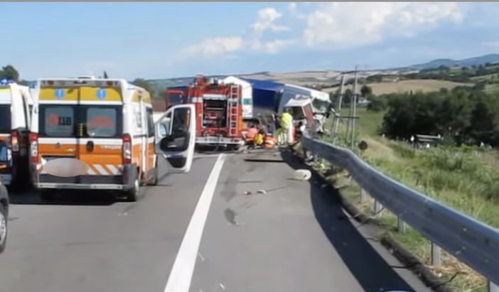 Inferno sulla A26: due morti in un maxi tamponamento a sud di Casale Inferno sulla A26: due morti in un maxi tamponamento a sud di Casale