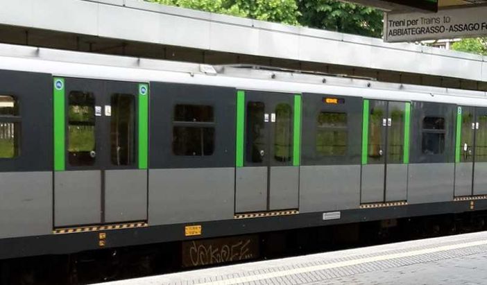 Tentato suicidio in metrò a Milano: donna 40enne grave, ma fuori pericolo di vita