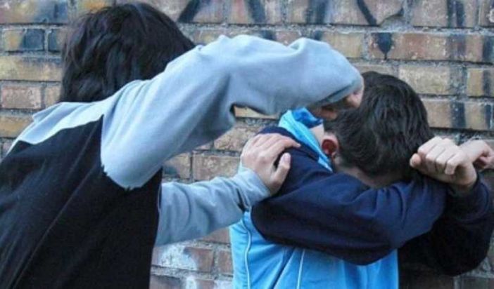 Abbiategrasso, le minacce terribili della baby gang: “Dammi i soldi se no ti accoltello” e “Facevi il Totò Riina a scuola, tira fuori i c. adesso!”