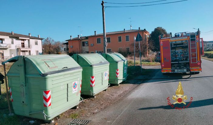 Oltrepò: principio di incendio in un contenitore dei rifiuti, sul posto i Vigili del fuoco