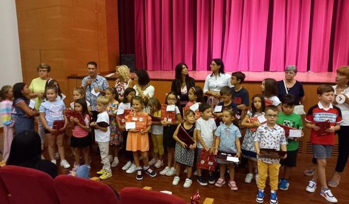 Mede: al teatro Besostri premiati i vincitori del "Librivoro" Mede: al teatro Besostri premiati i vincitori del "Librivoro"