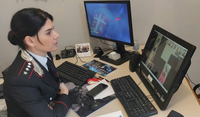Emergenza Coronavirus: lezione in videoconferenza dei Carabinieri di Pavia alle studenti dell'Ipsia Cremona Emergenza Coronavirus: lezione in videoconferenza dei Carabinieri di Pavia alle studenti dell'Ipsia Cremona