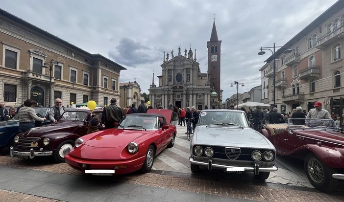 VIDEO E FOTO. Le auto d'epoca colorano Busto: una domenica di passione senza tempo VIDEO E FOTO. Le auto d'epoca colorano Busto: una domenica di passione senza tempo