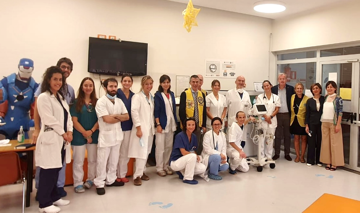 I Lions Club Pavia Host donano un monitor al reparto di oncoematologia del San Matteo I Lions Club Pavia Host donano un monitor al reparto di oncoematologia del San Matteo