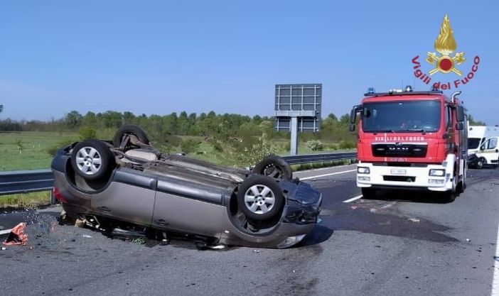Incidente sul raccordo autostradale Pavia-Bereguardo, le immagini dei soccorsi Incidente sul raccordo autostradale Pavia-Bereguardo, le immagini dei soccorsi