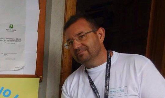 Pierluigi Beghetto, apicoltore, durante un'attività con i bambini: dalla sua pagina Facebook Pierluigi Beghetto, apicoltore, durante un'attività con i bambini: dalla sua pagina Facebook