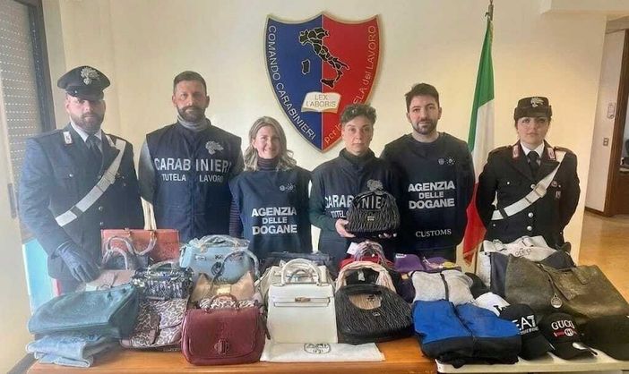 Blitz anticontraffazione a Novara: sequestrati capi griffati falsi e scoperto lavoro nero