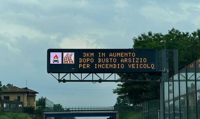 Veicolo in fiamme sull'Autostrada dei Laghi tra Busto e Castellanza, tre chilometri di coda verso Milano