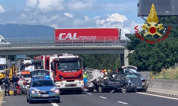 Tragedia sulla A1, fra le vittime un neonato e una bimba di 10 anni Tragedia sulla A1, fra le vittime un neonato e una bimba di 10 anni