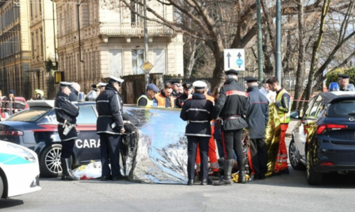 Le forze dell'ordine impegnate nei rilievi sul luogo del delitto