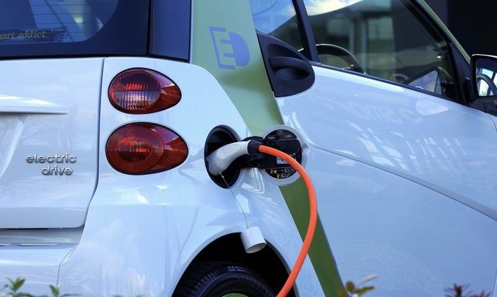 Veicoli inquinanti, l'assessore regionale Cattaneo: «Ecco 36 milioni per acquistare le auto elettriche»