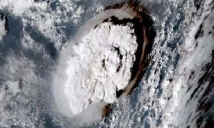 Esplosione del vulcano alle Tonga: anche il Centro Geofisico registra l'onda d'urto Esplosione del vulcano alle Tonga: anche il Centro Geofisico registra l'onda d'urto