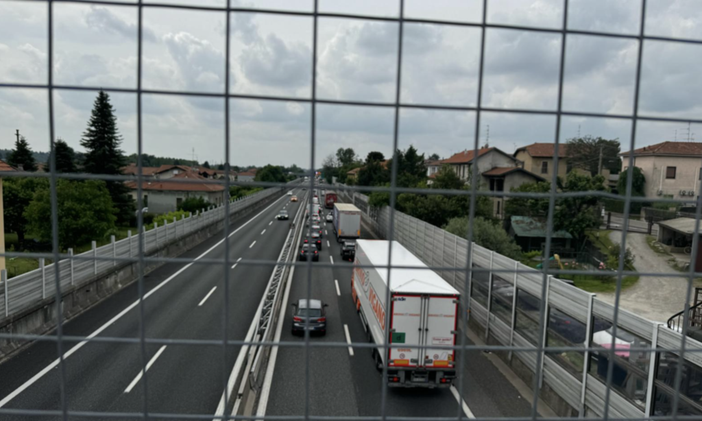 Veicolo in avaria sull'Autolaghi: doppia coda in direzione Milano Veicolo in avaria sull'Autolaghi: doppia coda in direzione Milano