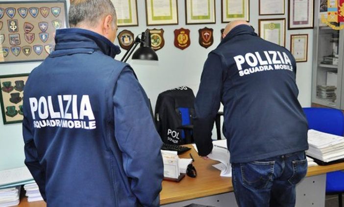 Vercelli: va fuori di testa e aggredisce i poliziotti intervenuti nel corso di una lite, arrestato