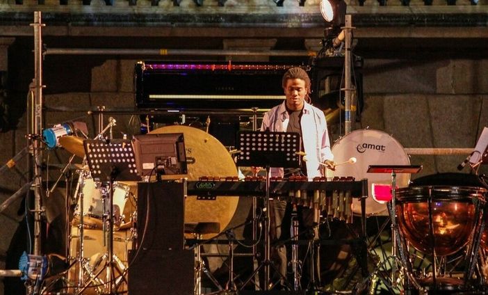 Naudy Carbone durante un concerto (Pagina Facebook) Naudy Carbone durante un concerto (Pagina Facebook)