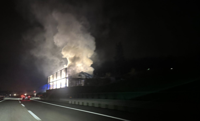 FOTO. Cascina in fiamme a ridosso dell'autostrada: vigili del fuoco in azione FOTO. Cascina in fiamme a ridosso dell'autostrada: vigili del fuoco in azione