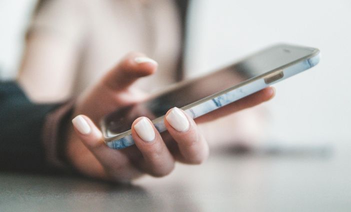 Dal divano al palmo della mano: l'Italia abbraccia l'era mobile Dal divano al palmo della mano: l'Italia abbraccia l'era mobile