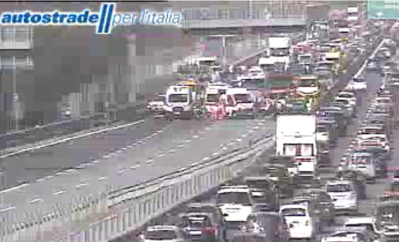 L'incidente in A8 visto dalle webcam di Autostrade per l'Italia L'incidente in A8 visto dalle webcam di Autostrade per l'Italia