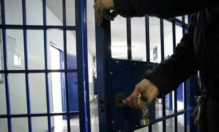 Carceri: Sappe, detenuto morde agente durante udienza a Pavia