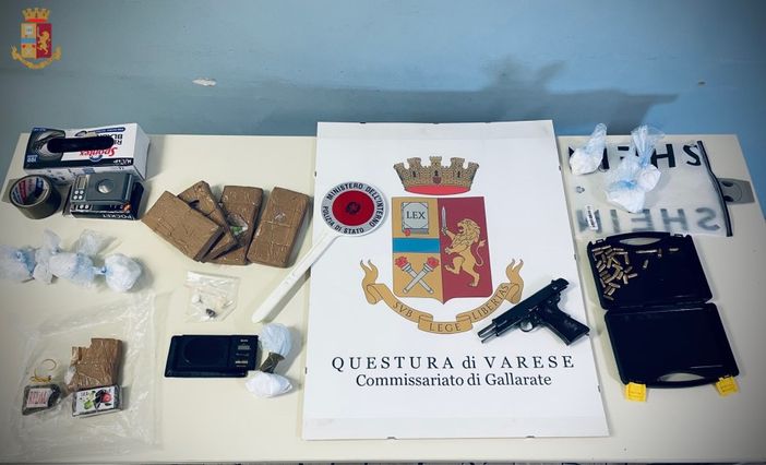 Il materiale sequestrato dagli agenti della polizia di Gallarate