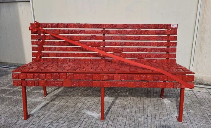 Mortara, una panchina rossa per dire “no” alla violenza ed esaltare l’arte. Merito degli studenti dell’Omodeo