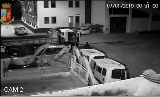 Furto e ricettazione di escavatori e autocarri: quattro persone finiscono in manette. E' caccia ad altri 2 complici [VIDEO]