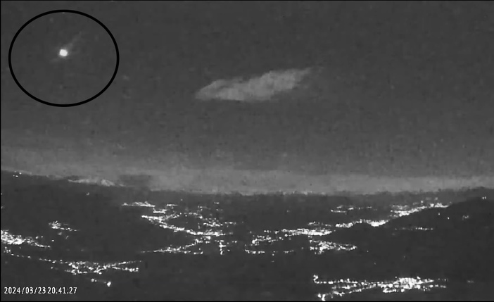 La meteora (nel cerchio) solca i cieli di Varese nella foto diffusa dalla Società Astronomica Schiaparelli La meteora (nel cerchio) solca i cieli di Varese nella foto diffusa dalla Società Astronomica Schiaparelli