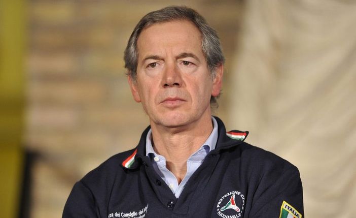 Bertolaso: «La situazione della Lombardia non è più preoccupante di altre regioni. Vaccineremo tutti gli insegnanti» Bertolaso: «La situazione della Lombardia non è più preoccupante di altre regioni. Vaccineremo tutti gli insegnanti»