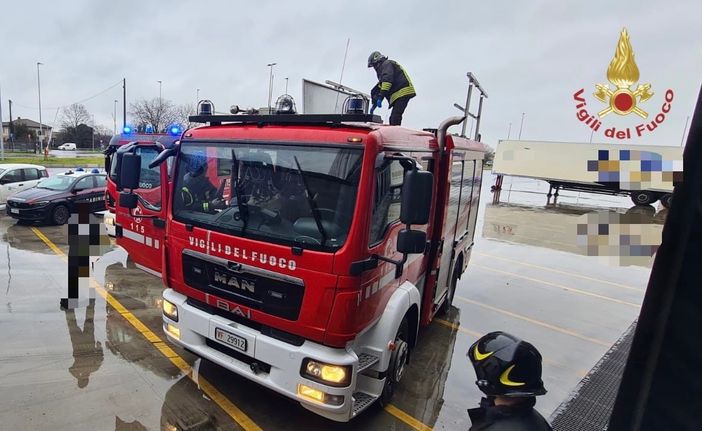 Torrevecchia Pia: operaio schiacciato da un mezzo in azienda logistica, trasportato al San Matteo Torrevecchia Pia: operaio schiacciato da un mezzo in azienda logistica, trasportato al San Matteo
