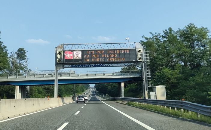 Auto si ribalta sull'Autostrada dei Laghi tra Busto e Castellanza. Soccorsi in azione in codice rosso: traffico in tilt Auto si ribalta sull'Autostrada dei Laghi tra Busto e Castellanza. Soccorsi in azione in codice rosso: traffico in tilt