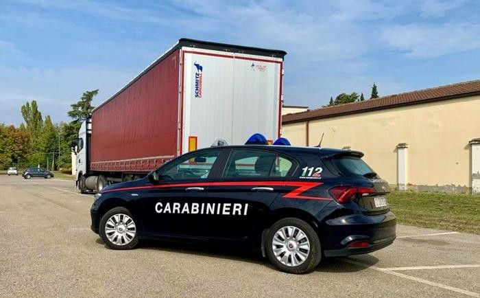 Siziano, i carabinieri sventano furto di cosmetici in una logistica