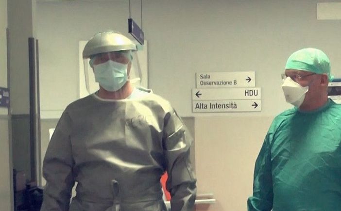 Negli ospedali le mascherine restano obbligatorie