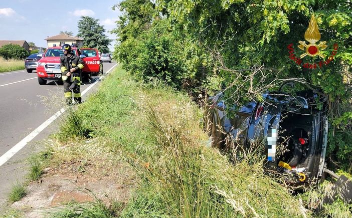 Broni: esce di strada con l'auto e finisce in un fosso, 69enne trasportato al San Matteo