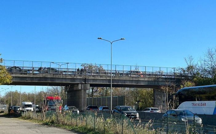 Gallarate: minaccia di gettarsi dal ponte sopra la 336. Salvato dalla Polizia Gallarate: minaccia di gettarsi dal ponte sopra la 336. Salvato dalla Polizia