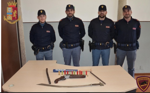 Gli agenti della Polizia di Stato con le arme sequestrate Gli agenti della Polizia di Stato con le arme sequestrate