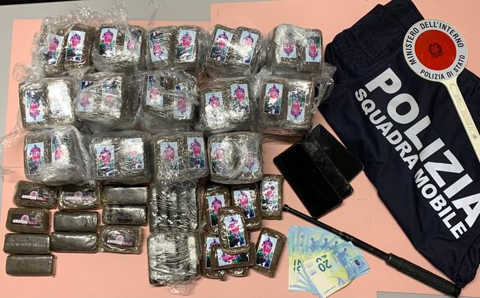 16 chili di hashish in auto: cercano di speronare la Polizia Stradale, arrestati a Novara Est 16 chili di hashish in auto: cercano di speronare la Polizia Stradale, arrestati a Novara Est