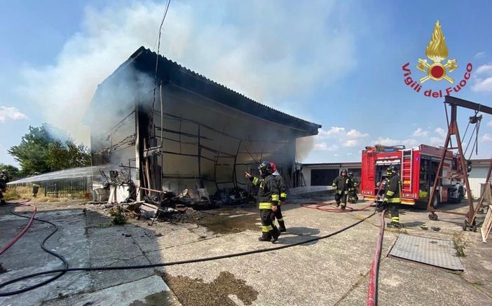 Balossa Bigli: incendio in un capannone, sul posto 4 squadre di Vigili del fuoco