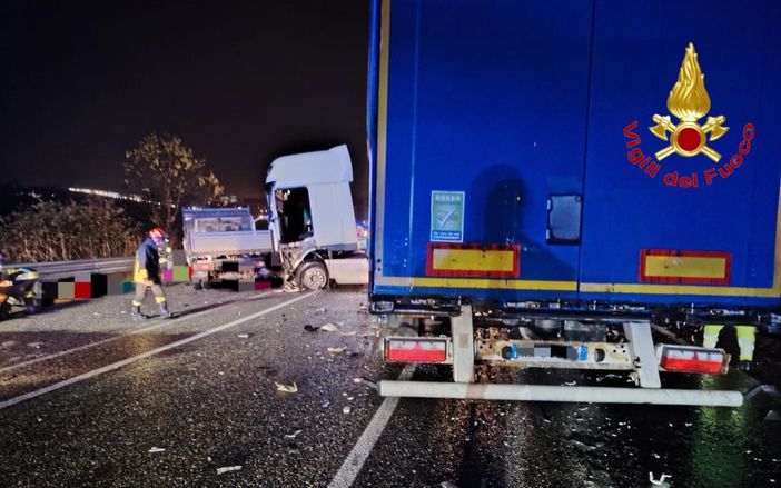 Tremendo frontale con un Tir: giovane di 23 anni muore nel Milanese Tremendo frontale con un Tir: giovane di 23 anni muore nel Milanese