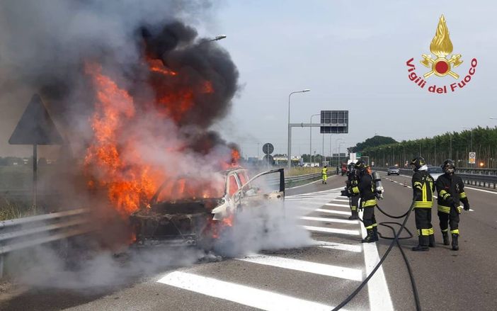Pavia: auto divorata dalle fiamme sulla tangenziale, intervengono i Vigili del fuoco Pavia: auto divorata dalle fiamme sulla tangenziale, intervengono i Vigili del fuoco