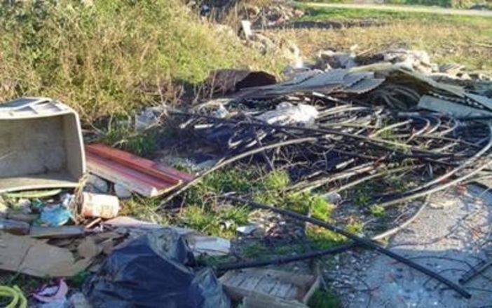 Discarica abusiva scoperta a ridosso dell’A4, nell’area anche otto minori