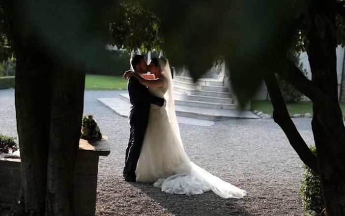 Gli sposi tornano a baciarsi senza mascherina